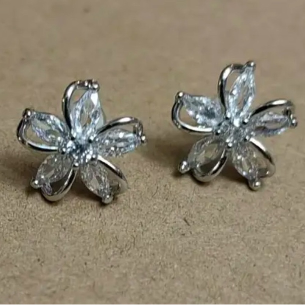 18k White Gold Plated CZ flower stud earrings. New. - Picture 6 of 13